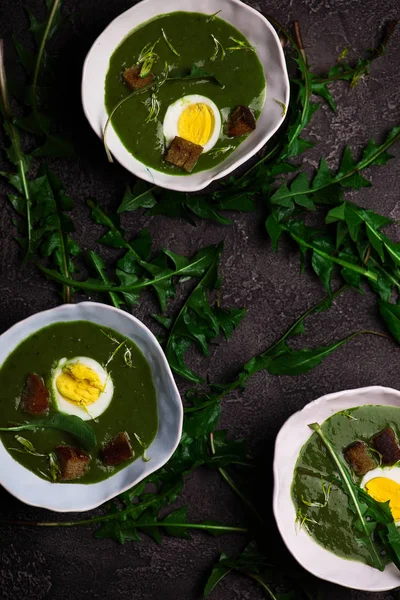 Cremige Bärlauchsuppe mit Löwenzahnblättern — Stockfoto