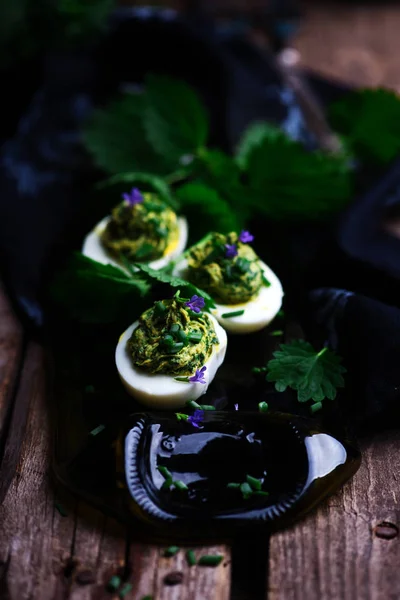 Nettled eieren voorjaar devils.style rustiek. — Stockfoto