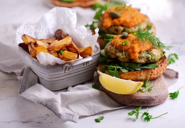 Hambúrguer de peixe com molho de ervas e corgette . — Fotografia de Stock