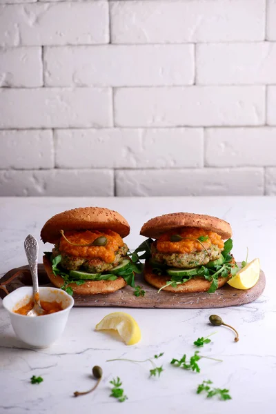 Rybí burger s bylinkovou a corgetovou omáčkou. — Stock fotografie