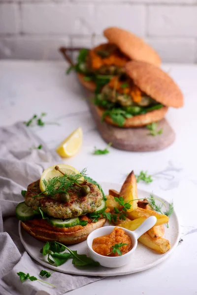 Burger de poisson avec sauce aux herbes et corgette . — Photo