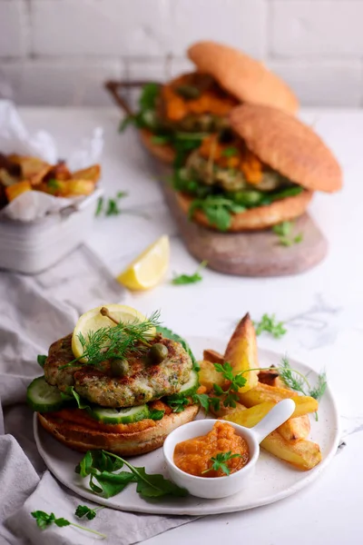 Burger de poisson avec sauce aux herbes et corgette . — Photo