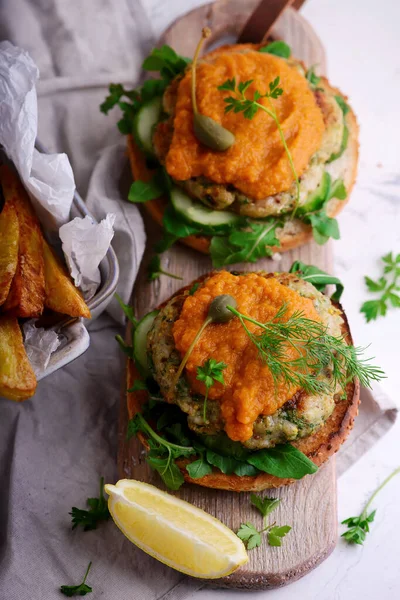 Hamburger di pesce con salsa di erbe e corgette . — Foto Stock