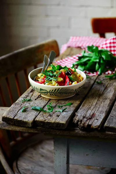 Makaron z pieczonymi warzywami. .style rustykalny — Zdjęcie stockowe