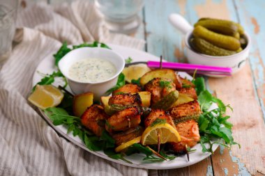 Yeşil salatalı ızgara somon kebabı.