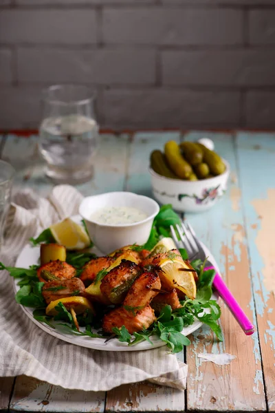 Kebab de salmón a la parrilla con ensalada verde .style rústico — Foto de Stock