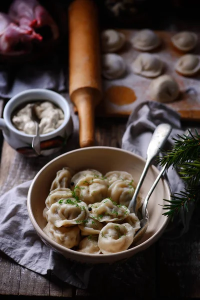 Pelmeni na drewnianym board.style rustykalnym. — Zdjęcie stockowe