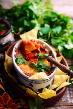 Fırında fasulye ve patates kızartması.