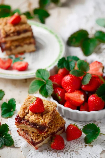 Erdbeerriegel mit Erdbeermarmelade — Stockfoto