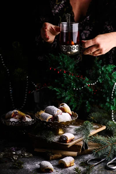 Biscoitos de cereja de Natal em um fundo rústico de Natal — Fotografia de Stock