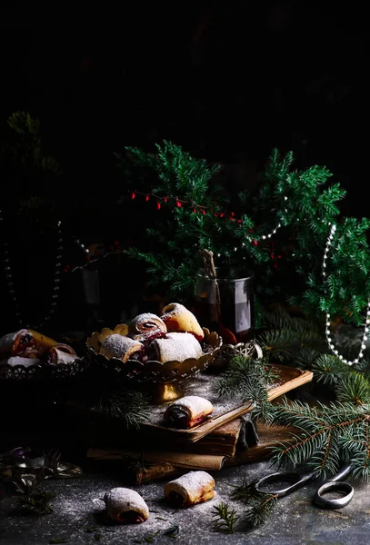 Biscoitos de cereja de Natal em um fundo rústico de Natal — Fotografia de Stock