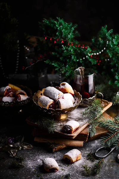 Χριστουγεννιάτικα μπισκότα κεράσι σε ένα ρουστίκ φόντο Χριστούγεννα — Φωτογραφία Αρχείου