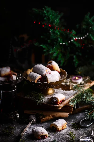 Рождественское вишневое печенье на деревенском фоне — стоковое фото