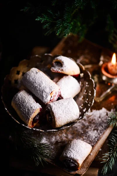 Galletas de cereza de Navidad sobre un fondo rústico de Navidad — Foto de Stock