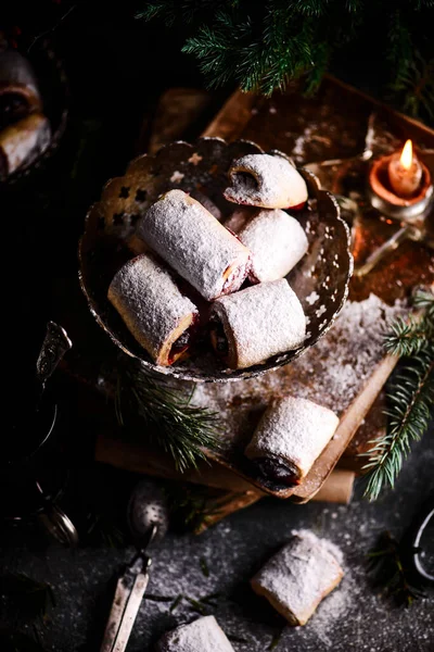 Biscuits aux cerises de Noël sur un fond rustique de Noël — Photo