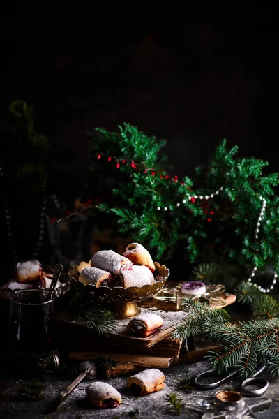 Рождественское вишневое печенье на деревенском фоне — стоковое фото