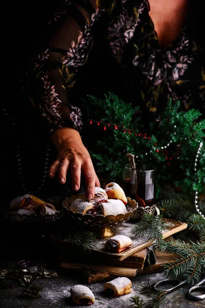 Galletas de cereza de Navidad sobre un fondo rústico de Navidad —  Fotos de Stock