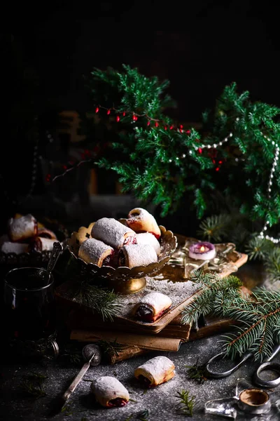 Galletas de cereza de Navidad sobre un fondo rústico de Navidad — Foto de Stock
