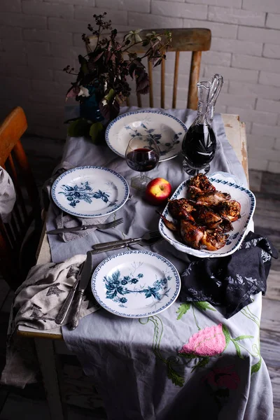 Perdiz tostado con manzanas tostadas con miel.. estilo vintage — Foto de Stock