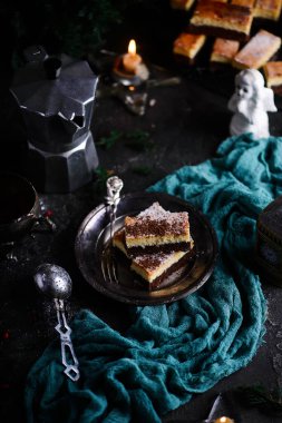 Karanlık Noel arka planında Polonya peynirli keki.