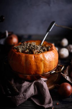 Sosis Doldurulmuş Kabak. Koyu renkli fotoğraf.