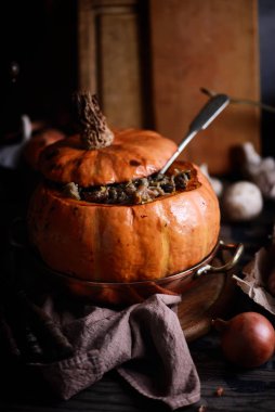 Sosis Doldurulmuş Kabak. Koyu renkli fotoğraf.