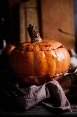 Sosis Doldurulmuş Kabak. Koyu renkli fotoğraf.