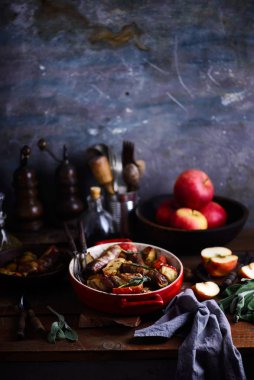 Sosis, elma ve patates bir tava rosto. Kır usulü.