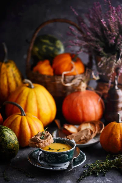 Zuppa di zucca con patè di fegato toast.style rustico — Foto Stock