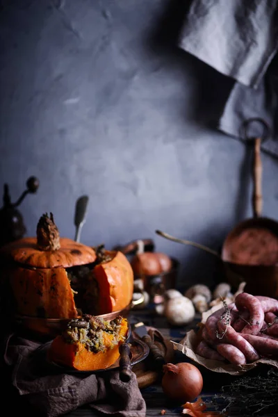 Salsiccia-Stuffed Pumpkins.dark foto — Foto Stock