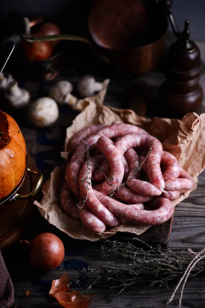 Les saucisses sur une planche à découper — Photo