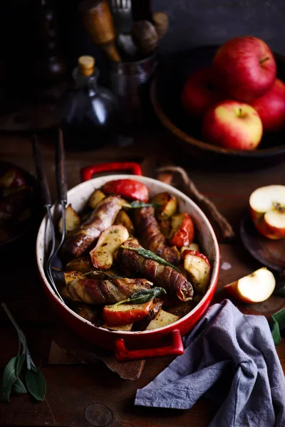 Salsiccia, mela e patate una padella roast.style rustico — Foto Stock