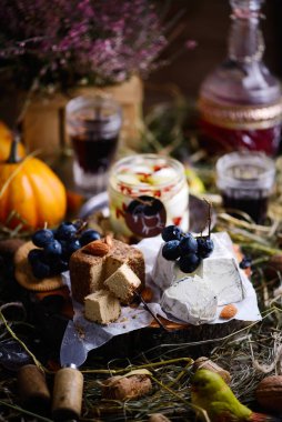 Kesme tahtasında taze keçi peyniri. seçici odak