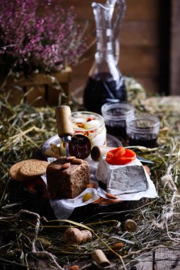 Kesme tahtasında taze keçi peyniri. seçici odak