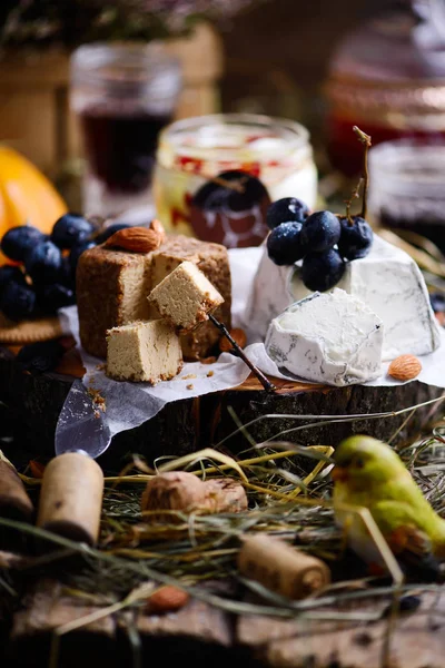 Formaggio di capra fresco sul tagliere. focus selettivo — Foto Stock