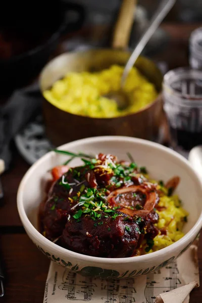 Ossobucco met Milanese risotto.style rustiek. — Stockfoto