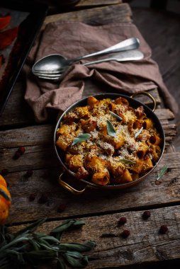 Balkabağı sosisli fırında Ziti. Stil kırsal.