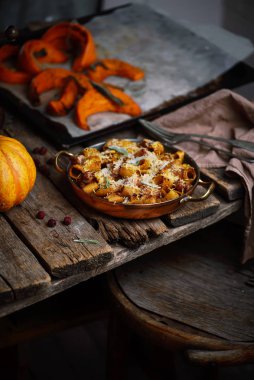 Balkabağı sosisli fırında Ziti. Stil kırsal.