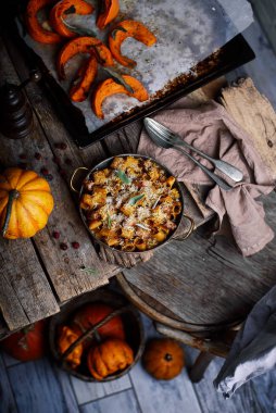 Balkabağı sosisli fırında Ziti. Stil kırsal.