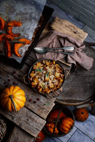 Balkabağı sosisli fırında Ziti. Stil kırsal.