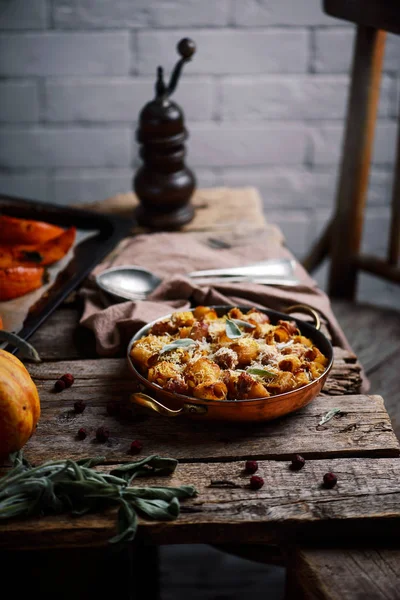 Balkabağı sosisli fırında Ziti. Stil kırsal.