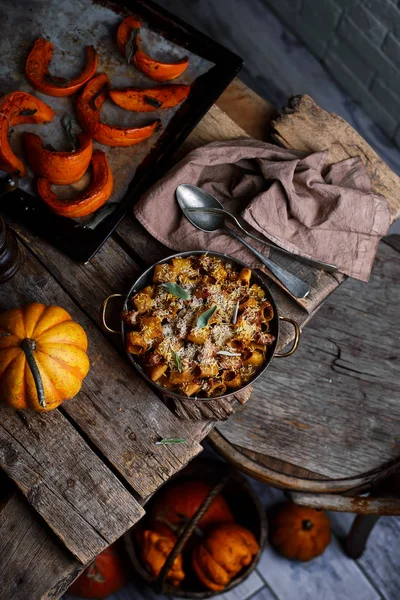 PUMPKIN BAKED ZITI WITH SAGE SAUSAGE .style rustic — Stock Photo, Image