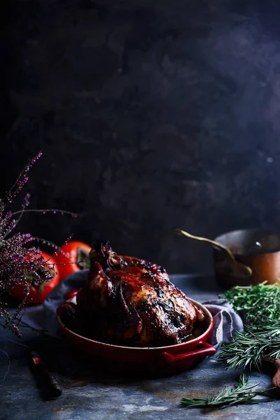 CHICKEN ROAST COM PESSOAS E SAGEM . — Fotografia de Stock