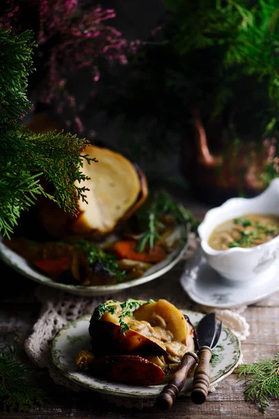 Col esmaltada asada con salsa de champiñones . — Foto de Stock