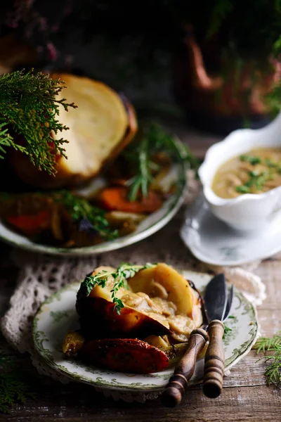 Kızarmış lahana ve mantar sosu.. — Stok fotoğraf