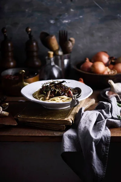 Wein und Pilzsoße Pasta.. Stil rustikal — Stockfoto