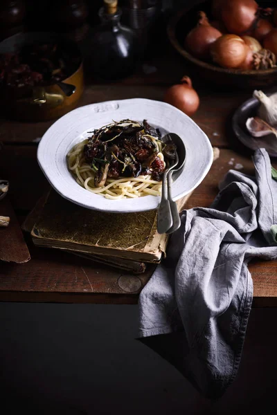 Wein und Pilzsoße Pasta.. Stil rustikal — Stockfoto