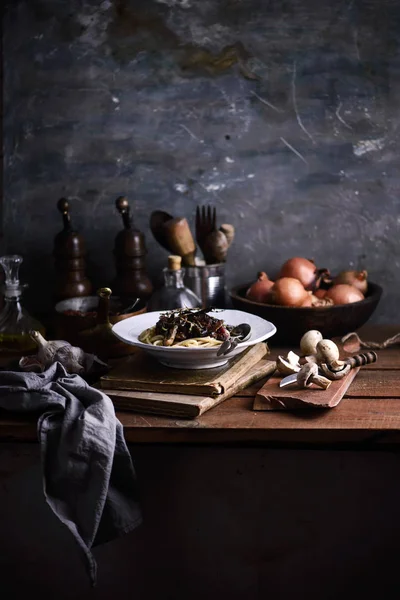 Pasta de salsa de vino y champiñones.. estilo rústico — Foto de Stock