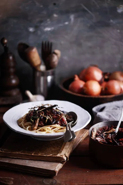 Pasta de salsa de vino y champiñones.. estilo rústico —  Fotos de Stock