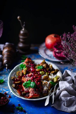 Tavada kızartılmış nar jöleli somon.